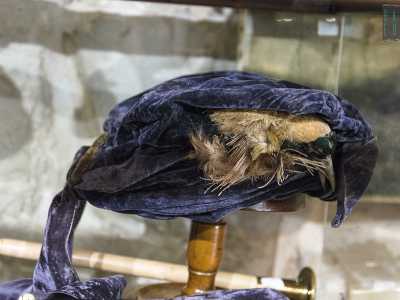 ...e l'altro con sopra addirittura un uccello impagliato